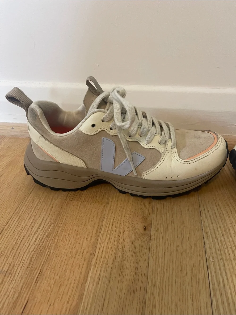 Veja Venturi Sneaker in Suede Almond - Picture 3 of 8